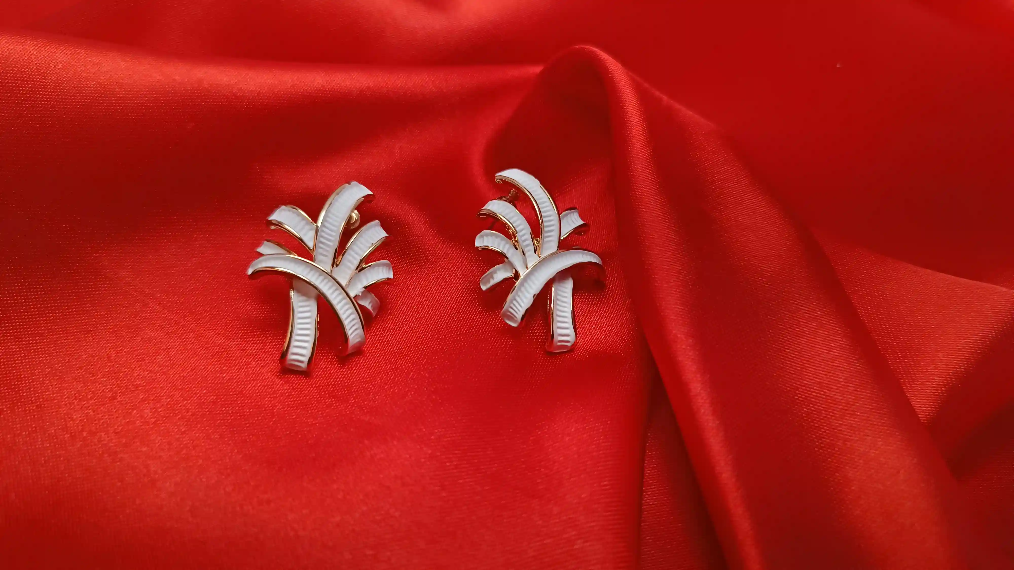 Elegant White & Gold Ribbed Abstract Botanical Earrings – Hand-Finished Resort Statement Studs